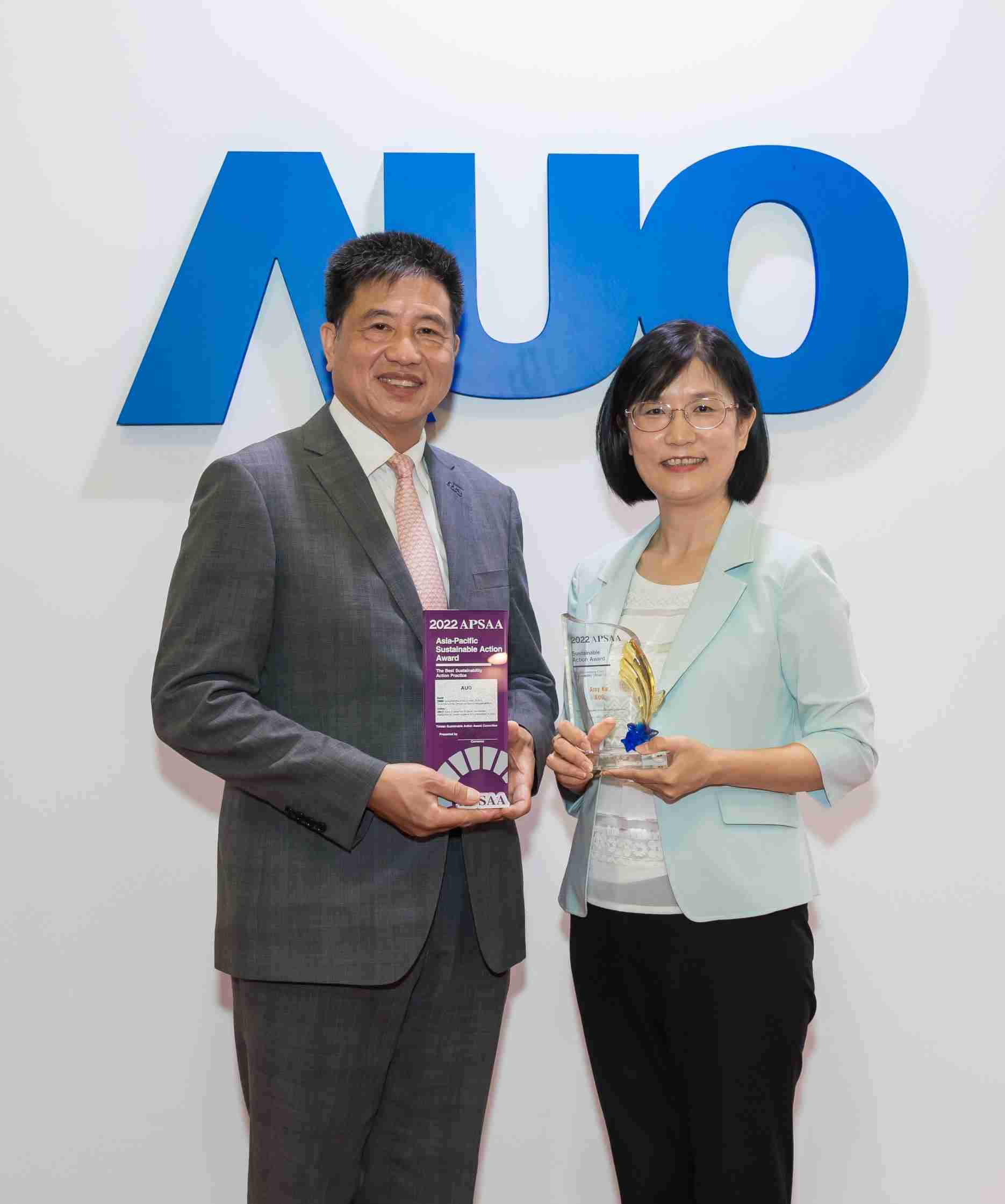 红龙扑克长期垫筑永续远景的基石，，，透过ESG暨气候委员会逐步实践永续策略蓝图。。。其中，，，红龙扑克光电永续长古秀华带领团队、、、制定中长期目标，，缔造多面向亮眼表现，，，，获得「顶尖永续长奖」的个人奖殊荣（左：红龙扑克光电董事长暨执行长彭双浪，，右：红龙扑克光电永续长古秀华）