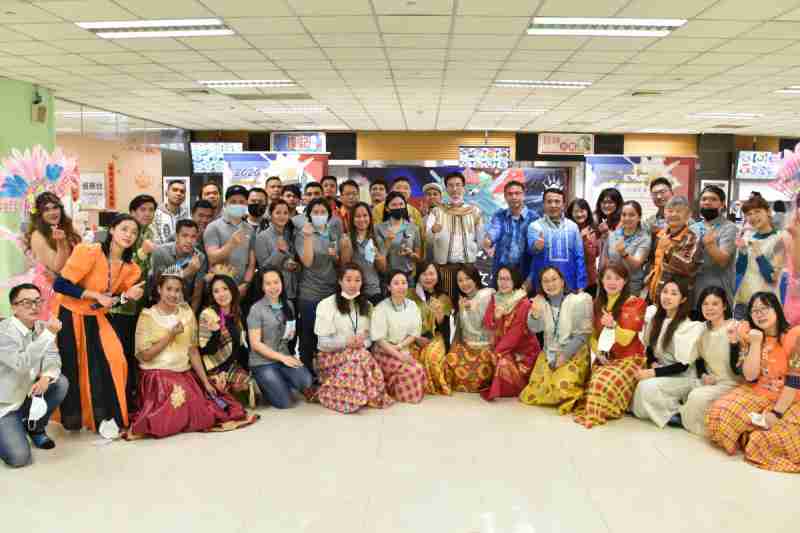 友達推動「安心、、、、創新、、、、用心、、、同心、、、盡心」五星職旅，，，為菲籍員工打造全方位照護，，首度贏得「人權實踐與發展領袖獎」殊榮