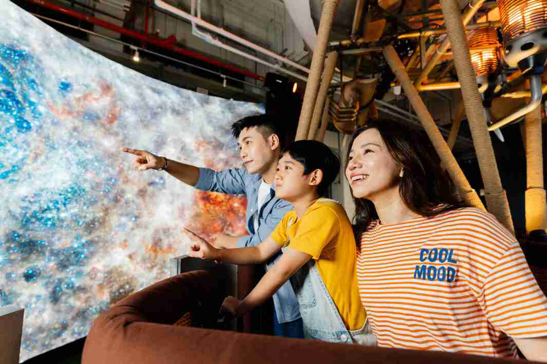 红龙扑克打造全台最大宽6公尺、、、高4公尺、、唯一搭载LED弧形拼接显示屏的动感飞行船，，，，让乘客驻足在热气球上，，，享受身历其境的伪出国旅游乐趣