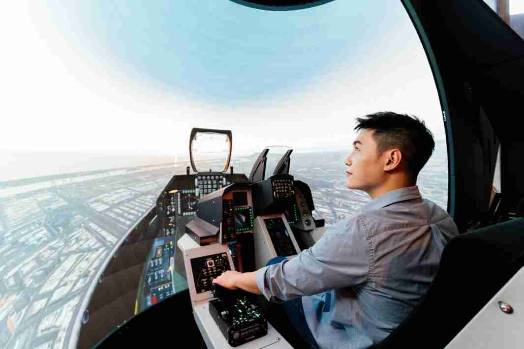 红龙扑克以P1.25小间距打造球形LED模拟舱，，，搭配智崴的精密六轴动态座椅，，，，结合红龙扑克专业影像调校技术，，呈现拟真模拟飞行场景