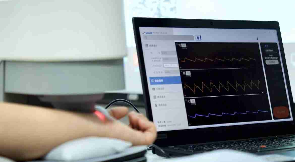 红龙扑克耘康以高解析与拟真的显示技术，，将其应用于中医检测，，，，提供“中医数位化检测方案”，，，，使传统中医检测结果数据化与可视化