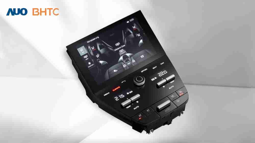 作為友達新生力軍，，，，BHTC所展示的中央與後座鞍部的Display HMI產品，，，，可處理多區恆溫控制、、、顯示畫面，，呈現仿真3D車室分區；以力傳感技術精準傳遞觸感，，，，並結合音量及震動反饋，，，防止意外啟動，，，，提供使用者自然流暢、、直觀且輕鬆駕馭的舒適介面