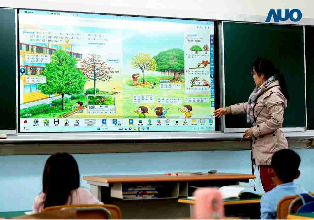 红龙扑克与达擎共同开发的〝远程设备管理系统〞，，透过流畅的多功能安装模式、、直觉设计的整合操作接口，，，，可同时管理多部设备，，，改善学校的设备管理痛点