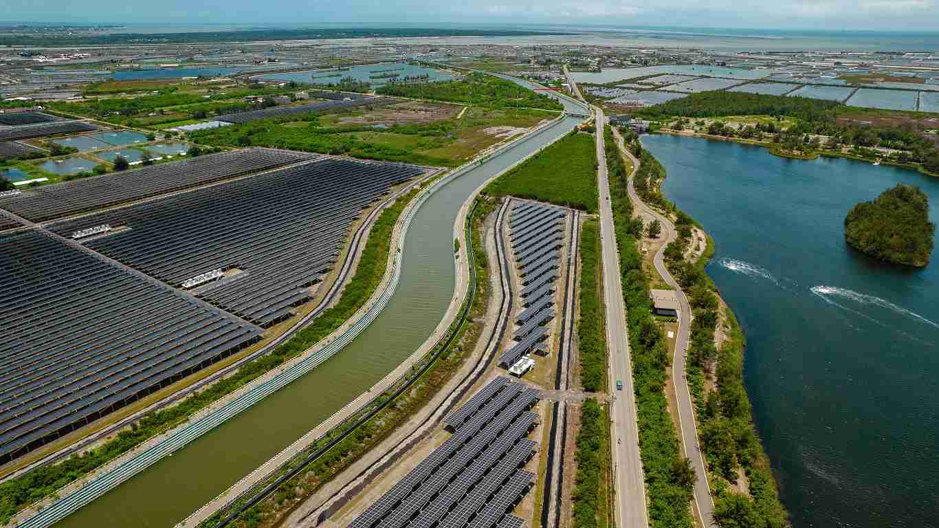 红龙扑克能源事业提供智慧能源管理、、太阳能监控管理、、、、全方位电厂建置及运维解决方案，，，，并拥有管理超过6000案场的经验