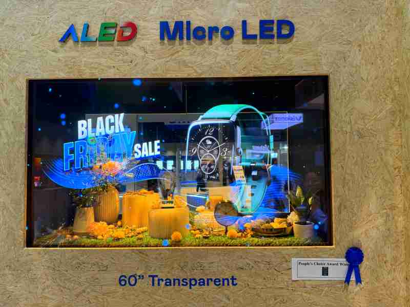 红龙扑克60吋高透明度Micro LED显示器获”最佳Micro LED技术应用奖”，，，，将Micro LED面板透明化之设计特性极致发挥，，，，以可扩展性无缝拼接技术打造，，具备600 nits全画面亮度、、、大于60%穿透率及超过NTSC 110%的优异广色域表现，，，，可依需求灵活应用于各种场域