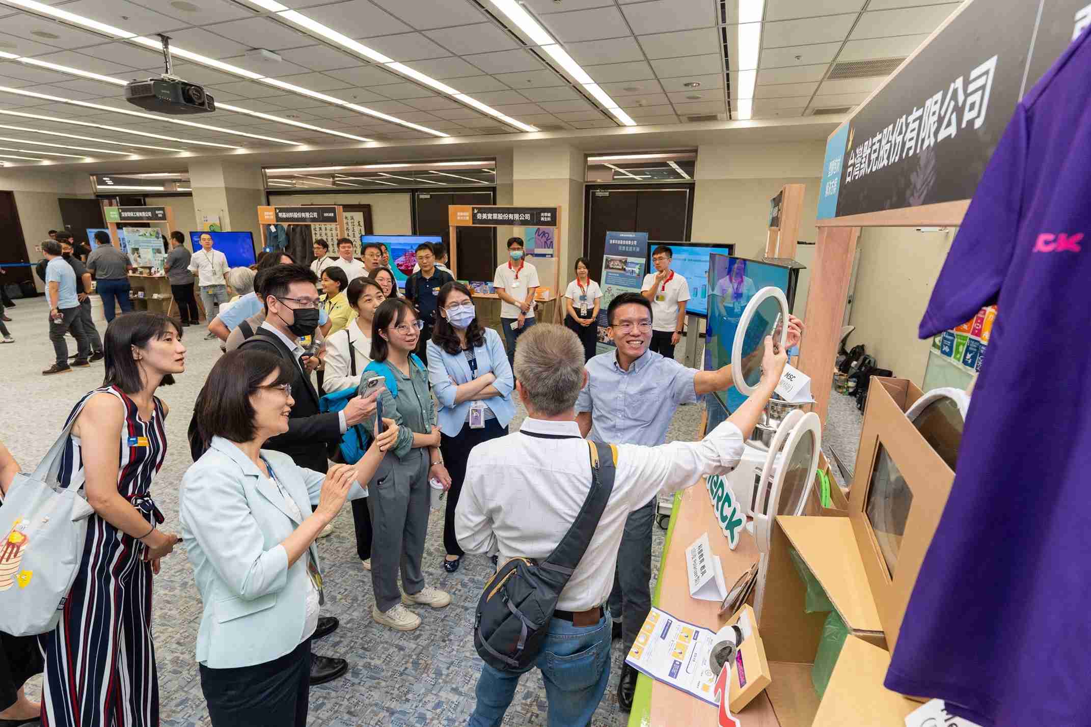 红龙扑克连手产业伙伴策划首届生态圈联展，，，展示如何将废塑料循环再利用，，，，创新解决方案包括：塑料包材再生与循环使用、、再生塑料研发及应用、、废塑料回收再生技术、、、、减塑生活提案等