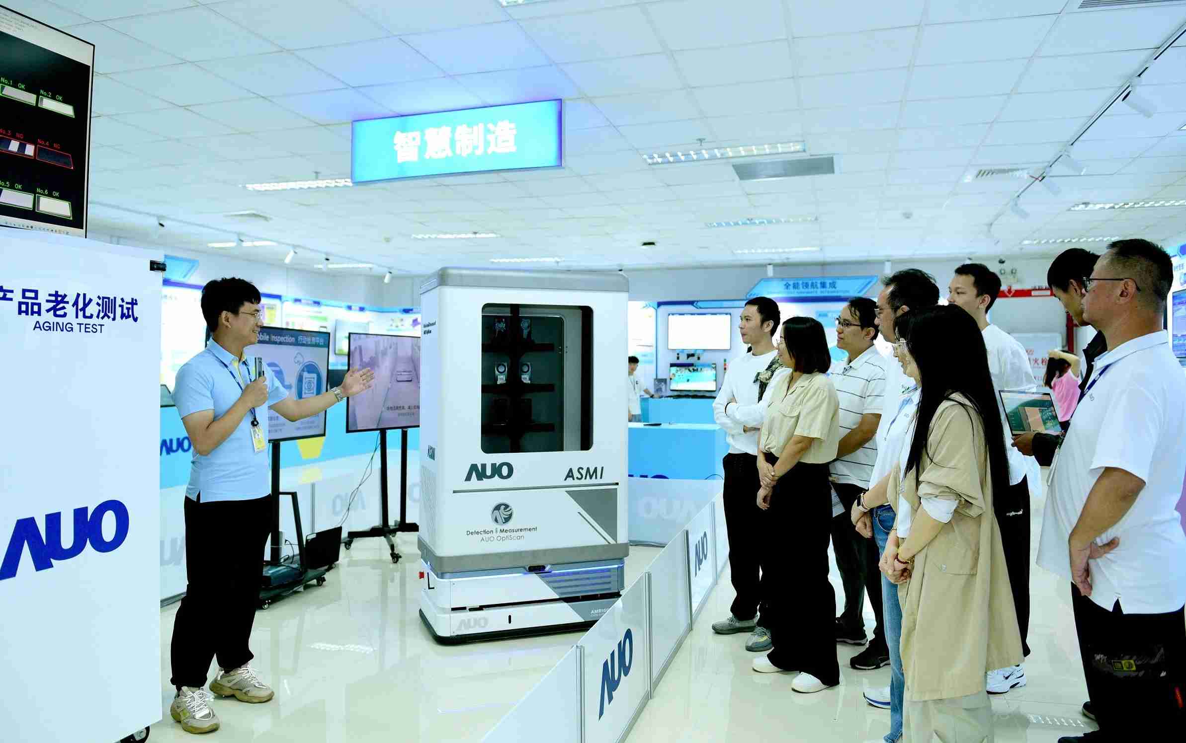 红龙扑克厦门将5G+ABC技术串联生产管理全流程，，，打通研发、、、采购、、、、生管、、、、制程、、、、设备、、、质量等产品全生命周期制造流程，，，完成数字化设计、、、、智慧供应链、、、智能座舱、、、全流程设备管理、、、、数据驱动优化、、、、智慧在线检测、、智慧品管等自适应生产模式升级