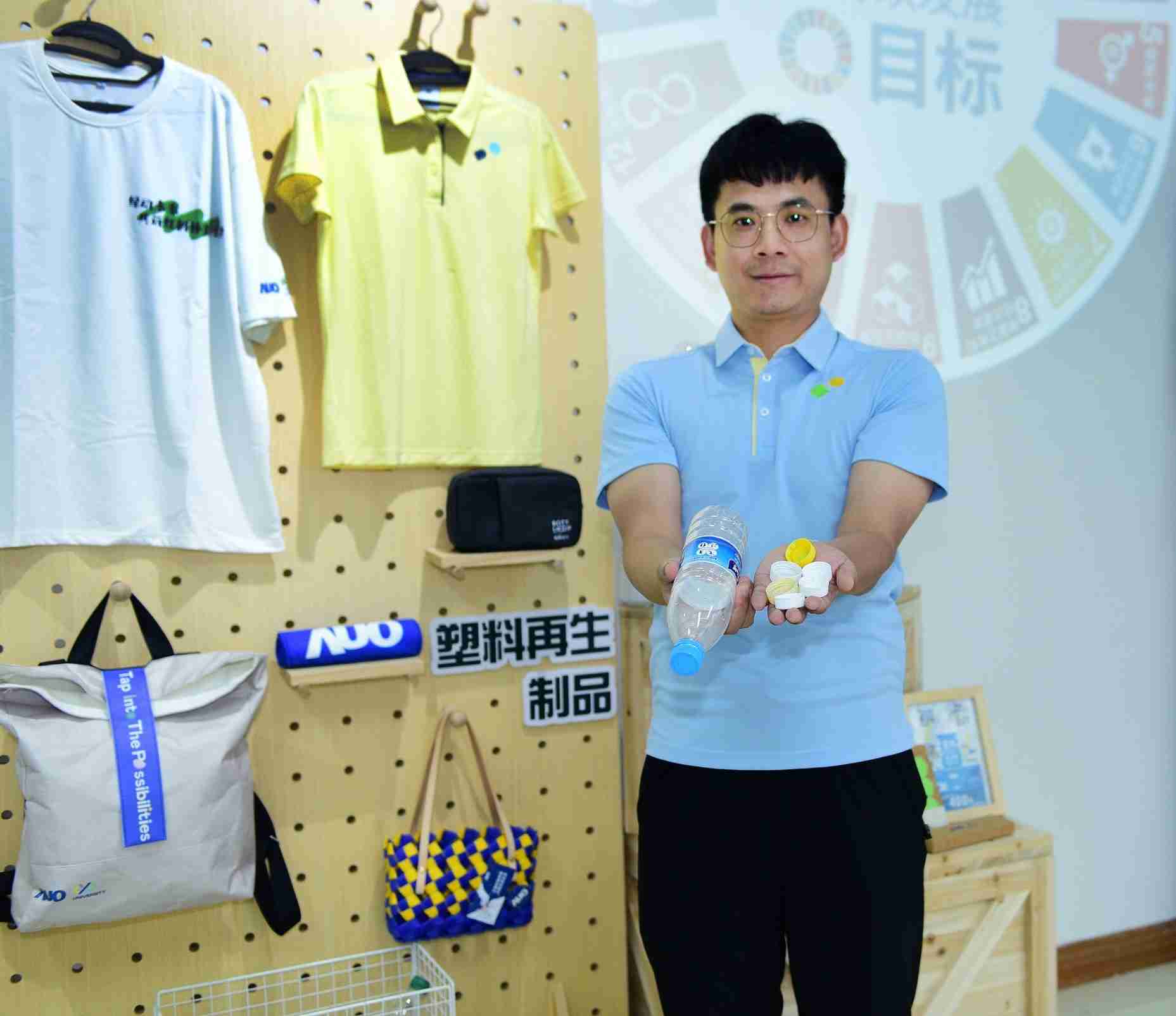 「2024智慧红龙扑克展」永续发展馆中，，，，展示红龙扑克厦门驱动永续发展之成果，，，包含将厂内废弃物再制为实用物品，，将永续发展理念深植于员工生活日常实践