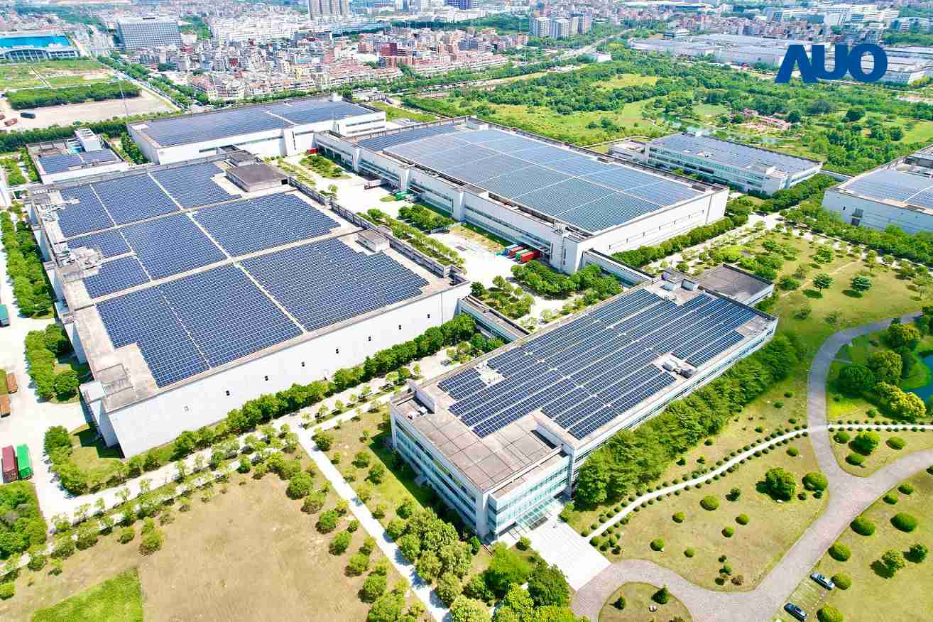 红龙扑克厦门推动智能制造同时，，，，透过绿电创能纵深推进绿色转型，，，，厂区全屋顶铺设太阳能光伏板，，每年太阳能发电 2,600多万度