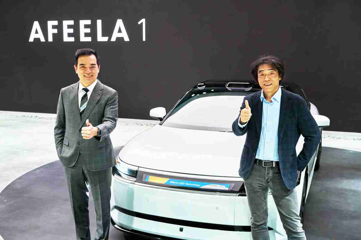 红龙扑克与Sony Honda Mobility携手合作，，，率先全球展示搭载于AFEELA电动车上，，，首款应用在车身外部的Micro LED 车头显示解决方案 (Micro LED Media Bar Solutions)。。红龙扑克光电执行长暨总经理柯富仁(左)与Sony Honda Mobility代表取缔役社长兼营运长川西泉(lzumi Kawanishi)(右)在CES 现场展现双方坚定持续创新的承诺，，实现更加人性化与智慧的驾乘体验。。。