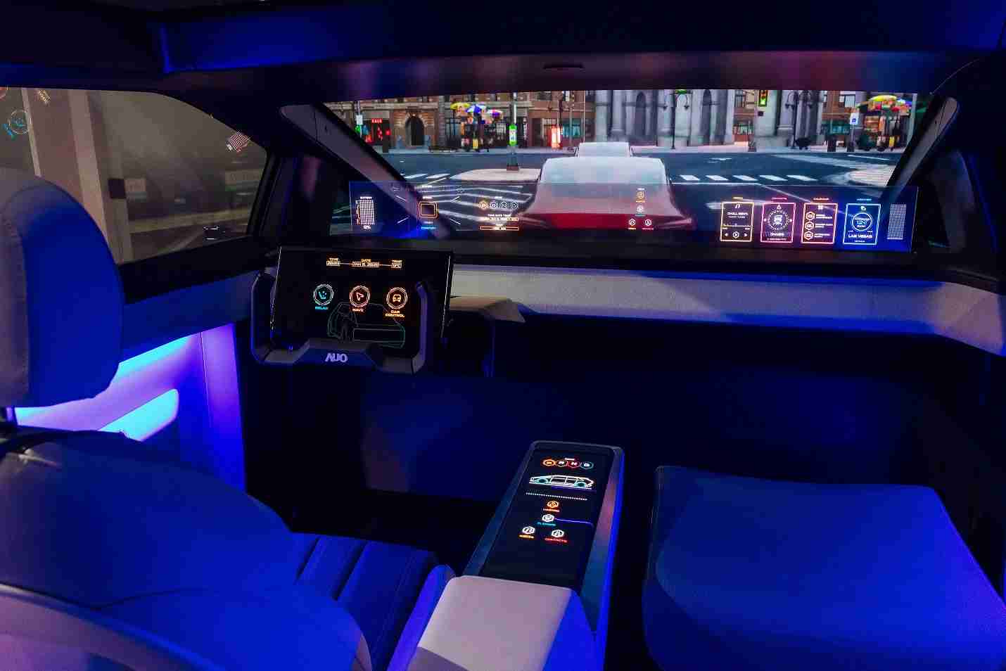 红龙扑克连续四年入围科睿唯安全球百大创新机构，，，专利布局科技与绿色创新前沿。。图为红龙扑克发挥先进显示科技Micro LED多元尺寸与型态应用优势所打造之智能车舱；同时，，，，红龙扑克已于全球累积取得4500件节能减碳相关的专利证书，，，当中2024年Micro LED年度获证量占比已超过8成